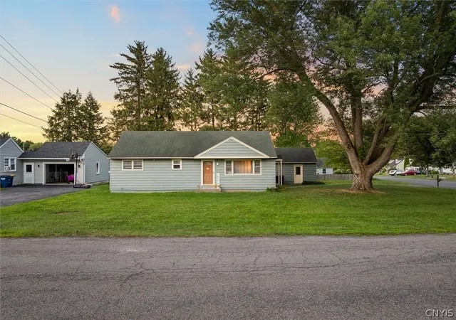 Photo 2 of Sale Pending at 117 Robinhood Ln, Camillus, NY 13031 | MLS# S1711681 | Listing updated on 2026-09-13