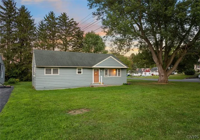 Photo 3 of Sale Pending at 117 Robinhood Ln, Camillus, NY 13031 | MLS# S1711681 | Listing updated on 2026-09-13
