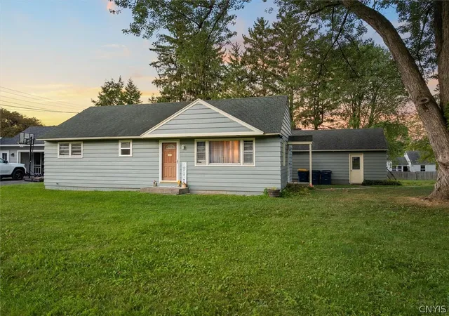 Photo 3 of Sale Pending at 117 Robinhood Ln, Camillus, NY 13031 | MLS# S1711681 | Listing updated on 2026-09-13