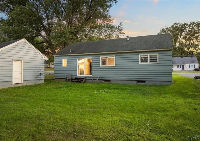Photo 4 of Sale Pending at 117 Robinhood Ln, Camillus, NY 13031 | MLS# S1711681 | Listing updated on 2026-09-13