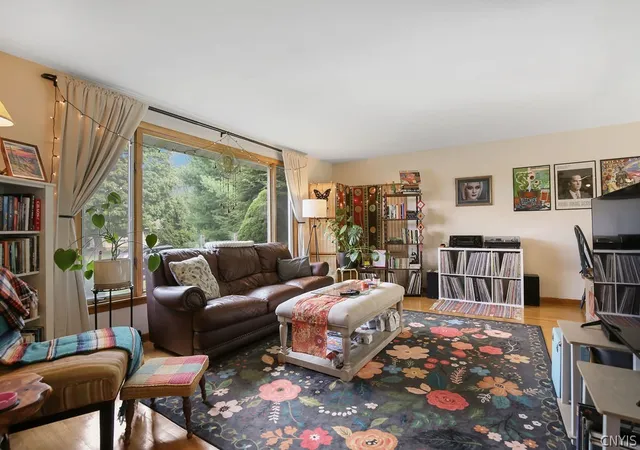 Photo 3 of Single family home for sale at 100 Oakridge Cir, Syracuse, NY 13209 | MLS# S1713305 | Listing updated on 2026-09-14
