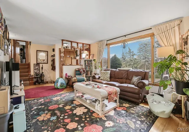 Photo 3 of Single family home for sale at 100 Oakridge Cir, Syracuse, NY 13209 | MLS# S1713305 | Listing updated on 2026-09-14