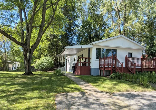 Photo 4 of Manufactured home for sale at 8 Gwyn Ln, Bloomfield, NY 14469 | MLS# R1712785 | Listing updated on 2026-09-15