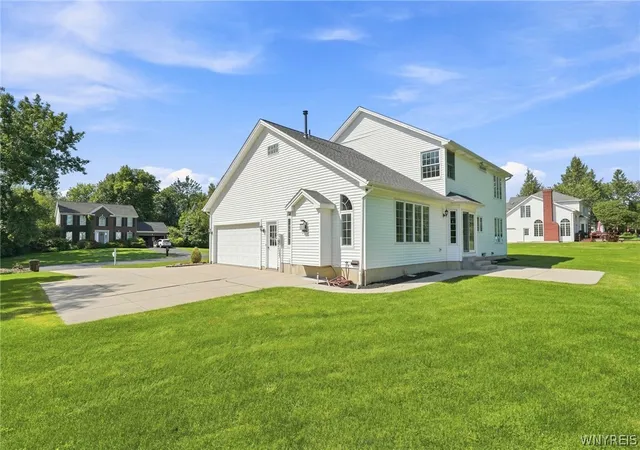 Photo 3 of Sale Pending at 19 Ponderosa Ct, Orchard Park, NY 14127 | MLS# B1712356 | Listing updated on 2026-09-10
