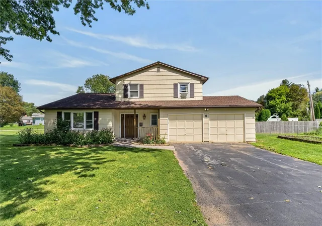Photo 1 of Single family home for sale at 8 Mendota Cir, Rochester, NY 14626 | MLS# R1709583 | Listing updated on 2026-09-14