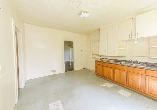 Photo 4 of Single family home for sale at 39 Wabash St, Rochester, NY 14609 | MLS# R1713640 | Listing updated on 2026-09-10