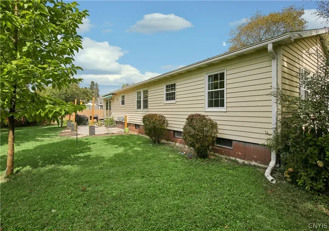 Photo 3 of Single family home for sale at 107 Edwards Dr, Fayetteville, NY 13066 | MLS# S1713784 | Listing updated on 2026-09-14