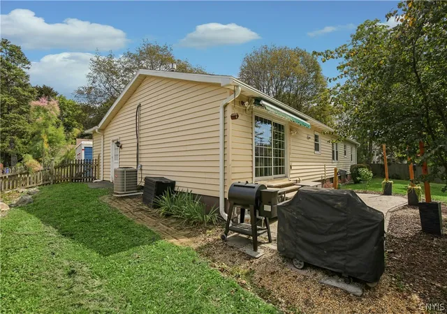 Photo 3 of Single family home for sale at 107 Edwards Dr, Fayetteville, NY 13066 | MLS# S1713784 | Listing updated on 2026-09-14