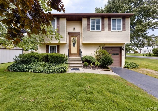 Photo 2 of Single family home for sale at 6575 Royal Pkwy S, Lockport, NY 14094 | MLS# B1713573 | Listing updated on 2026-09-12