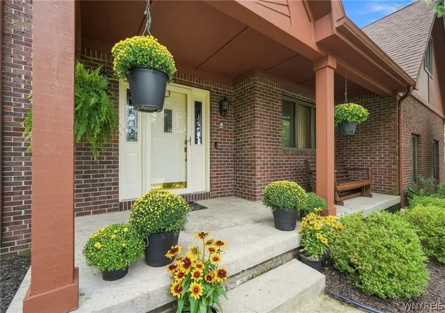 Photo 3 of Single family home for sale at 160 Fox Meadow Ln, Orchard Park, NY 14127 | MLS# B1711185 | Listing updated on 2026-09-11