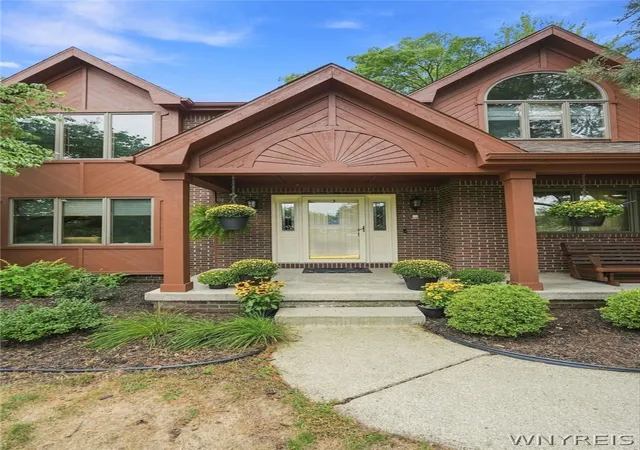 Photo 3 of Single family home for sale at 160 Fox Meadow Ln, Orchard Park, NY 14127 | MLS# B1711185 | Listing updated on 2026-09-11