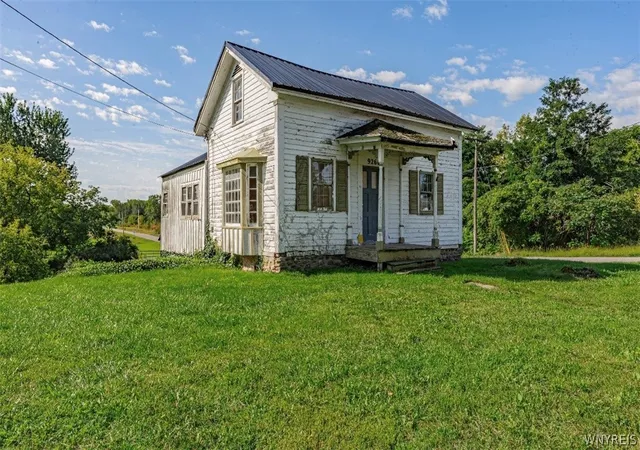 Photo 2 of Single family home for sale at 9266 Ridge Rd, Middleport, NY 14105 | MLS# B1713760 | Listing updated on 2026-09-11