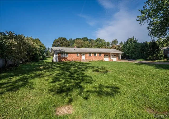 Photo 3 of Single family home for sale at 27 Woodview Dr, Orchard Park, NY 14127 | MLS# B1713700 | Listing updated on 2026-09-11