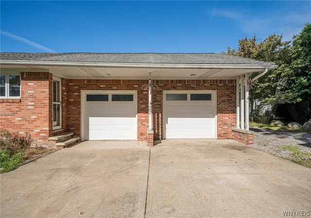 Photo 3 of Single family home for sale at 27 Woodview Dr, Orchard Park, NY 14127 | MLS# B1713700 | Listing updated on 2026-09-11