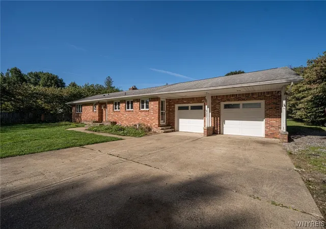 Photo 4 of Single family home for sale at 27 Woodview Dr, Orchard Park, NY 14127 | MLS# B1713700 | Listing updated on 2026-09-11