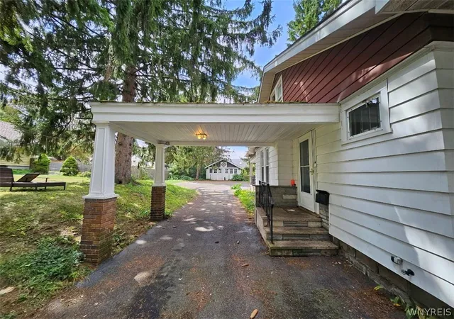 Photo 3 of Single family home for sale at 112 Upland Rd, Syracuse, NY 13207 | MLS# B1710147 | Listing updated on 2026-09-11