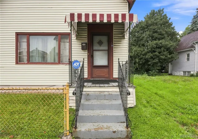 Photo 3 of Single family home for sale at 4 Regina Pl, Buffalo, NY 14208 | MLS# B1713937 | Listing updated on 2026-09-11