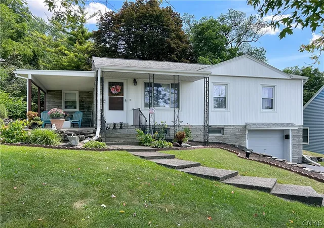Photo 3 of Sale Pending at 619 Scarboro Dr, Syracuse, NY 13209 | MLS# S1713639 | Listing updated on 2026-09-14