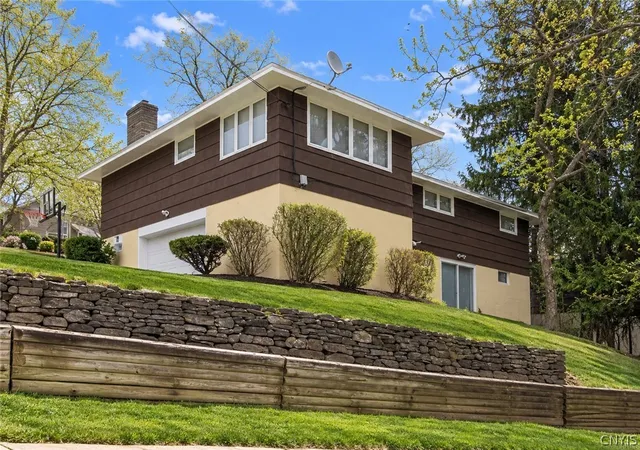 Photo 4 of Single family home for sale at 1500 Salt Springs Rd, Syracuse, NY 13214 | MLS# S1714231 | Listing updated on 2026-09-12