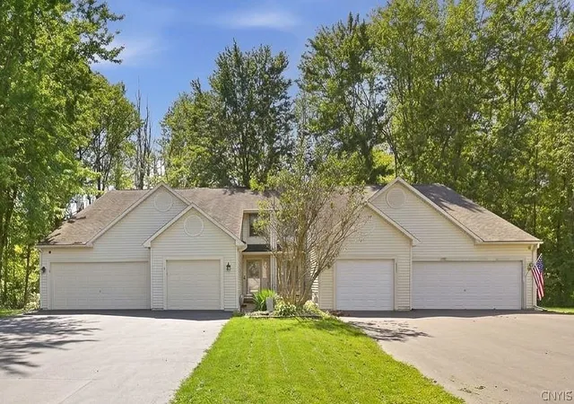 Photo 3 of Single family home for sale at 4241 Anguilla Dr, Liverpool, NY 13090 | MLS# S1713688 | Listing updated on 2026-09-12
