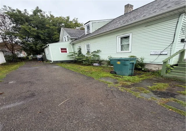 Photo 3 of Single family home for sale at 861 Smith St, Rochester, NY 14606 | MLS# R1714002 | Listing updated on 2026-09-14