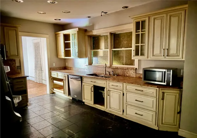 Photo 2 of Single family home for sale at 711 W Clinton St, Elmira, NY 14905 | MLS# R1710447 | Listing updated on 2026-09-14