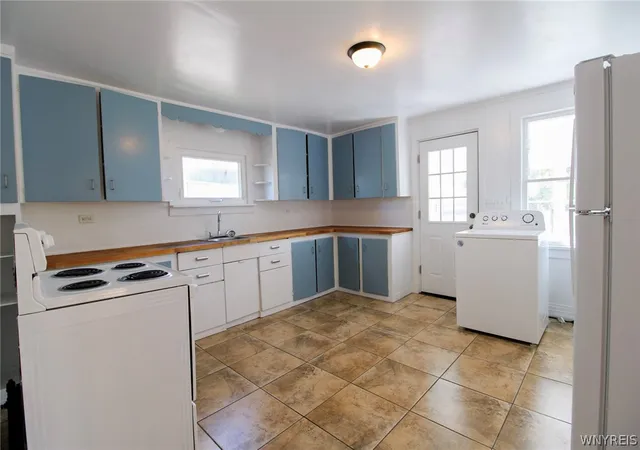Photo 2 of Single family home for sale at 303 West Ave, Medina, NY 14103 | MLS# B1713370 | Listing updated on 2026-09-14