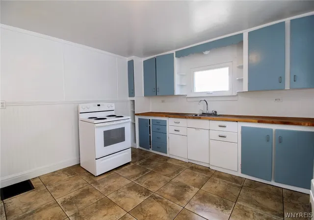 Photo 3 of Single family home for sale at 303 West Ave, Medina, NY 14103 | MLS# B1713370 | Listing updated on 2026-09-14