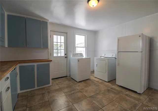 Photo 4 of Single family home for sale at 303 West Ave, Medina, NY 14103 | MLS# B1713370 | Listing updated on 2026-09-14
