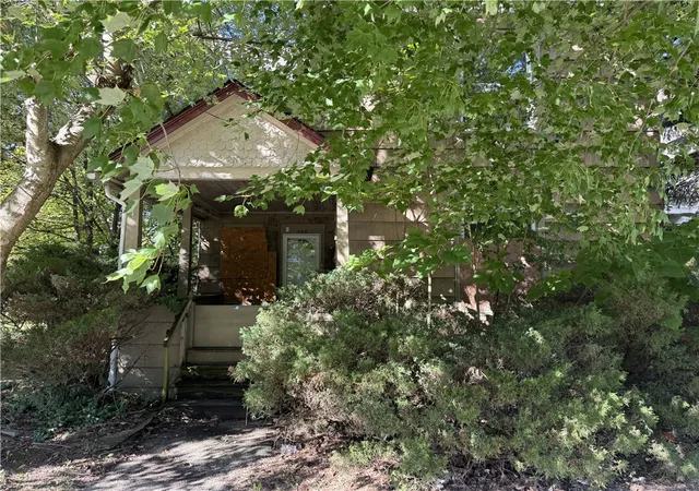 Photo 2 of Single family home for sale at 406 Jefferson St, Elmira, NY 14904 | MLS# R1714692 | Listing updated on 2026-09-14