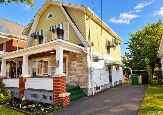 Photo 2 of Single family home for sale at 1613 Walnut Ave, Niagara Falls, NY 14301 | MLS# B1714889 | Listing updated on 2026-09-15