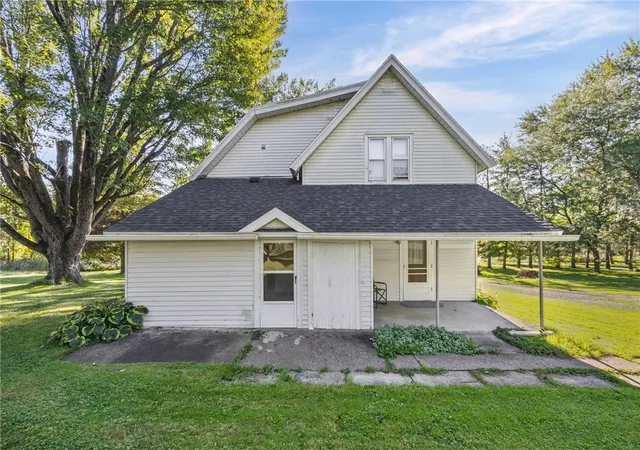 Photo 3 of Single family home for sale at 212 E Genesee St, Clyde, NY 14433 | MLS# R1714049 | Listing updated on 2026-09-15