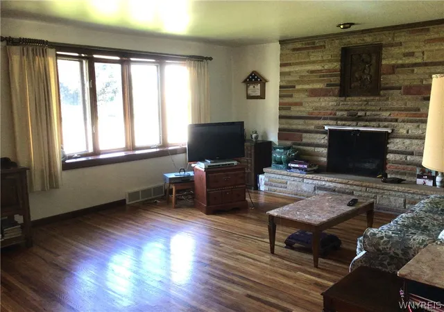 Photo 3 of Single family home for sale at 281 Orchard Pl, Lackawanna, NY 14218 | MLS# B1714921 | Listing updated on 2026-09-16