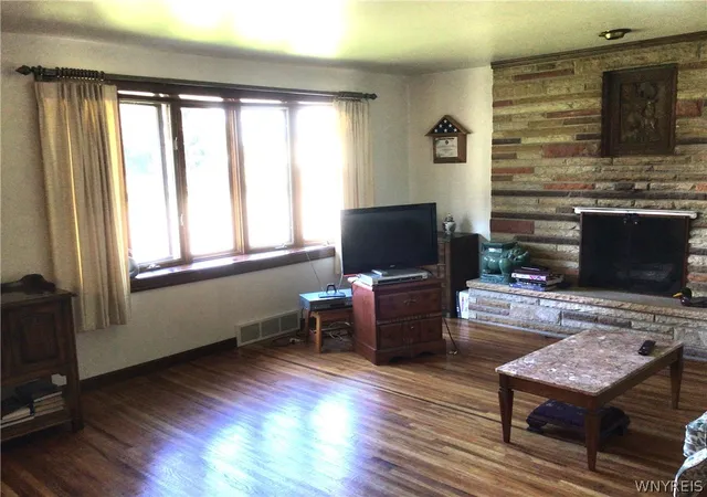 Photo 4 of Single family home for sale at 281 Orchard Pl, Lackawanna, NY 14218 | MLS# B1714921 | Listing updated on 2026-09-16