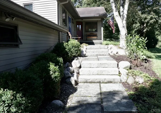 Photo 3 of Single family home for sale at 7864 Broadfield Rd, Manlius, NY 13104 | MLS# S1715166 | Listing updated on 2026-09-16