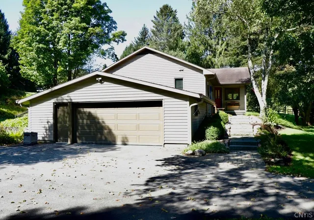Photo 3 of Single family home for sale at 7864 Broadfield Rd, Manlius, NY 13104 | MLS# S1715166 | Listing updated on 2026-09-16