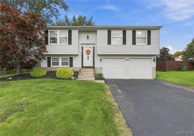 Photo 1 of Single family home for sale at 6593 Royal Pkwy S, Lockport, NY 14094 | MLS# B1715201 | Listing updated on 2026-09-16