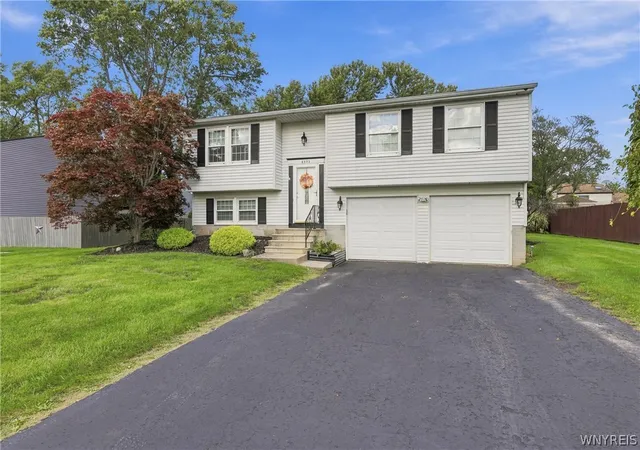 Photo 2 of Single family home for sale at 6593 Royal Pkwy S, Lockport, NY 14094 | MLS# B1715201 | Listing updated on 2026-09-16