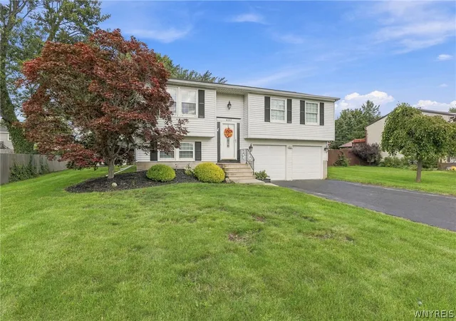 Photo 3 of Single family home for sale at 6593 Royal Pkwy S, Lockport, NY 14094 | MLS# B1715201 | Listing updated on 2026-09-16