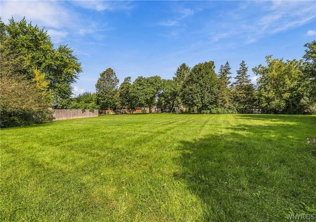 Photo 3 of Single family home for sale at 955 Elliott Dr, Lewiston, NY 14092 | MLS# B1712546 | Listing updated on 2026-09-16