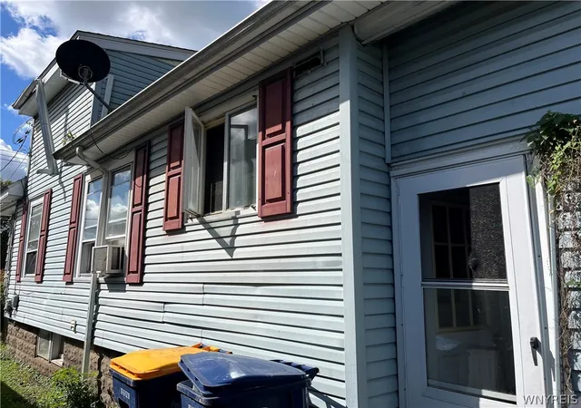 Photo 3 of Single family home for sale at 142 Grant St, Lockport, NY 14094 | MLS# B1715002 | Listing updated on 2026-09-16