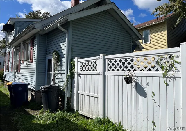 Photo 4 of Single family home for sale at 142 Grant St, Lockport, NY 14094 | MLS# B1715002 | Listing updated on 2026-09-16
