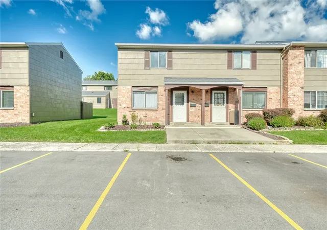 Photo 2 of Townhouse for sale at 139 Autumn Chapel, Rochester, NY 14624 | MLS# R1713724 | Listing updated on 2026-09-16