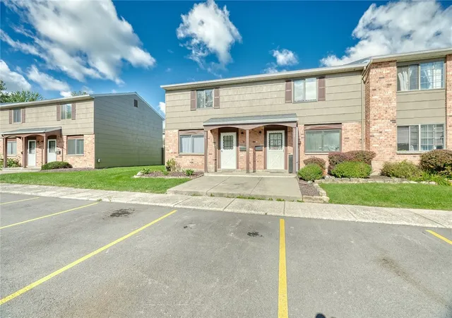 Photo 3 of Townhouse for sale at 139 Autumn Chapel, Rochester, NY 14624 | MLS# R1713724 | Listing updated on 2026-09-16