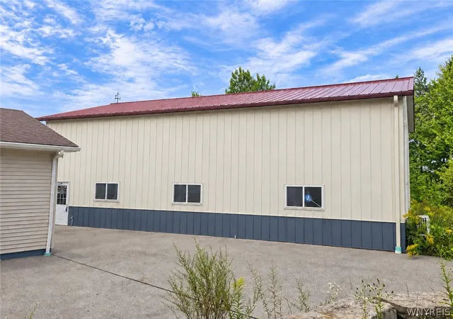 Photo 4 of Single family home for sale at 6190 Cole Rd, Orchard Park, NY 14127 | MLS# B1715405 | Listing updated on 2026-09-16