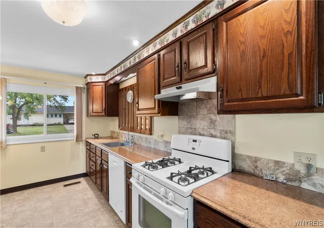 Photo 3 of Sale Pending at 303 Pryor Ave, Tonawanda, NY 14150 | MLS# B1713881 | Listing updated on 2026-09-24