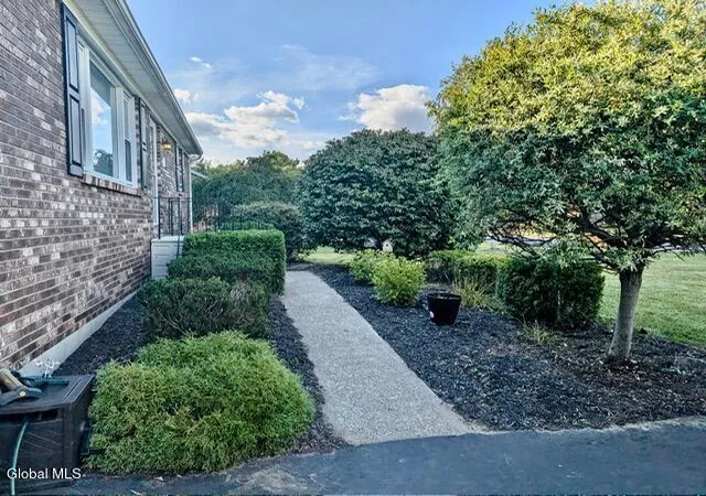 Photo 4 of Single family home for sale at 2 Janet Ln, Guilderland, NY 12203 | MLS# 202625724 | Listing updated on 2026-10-07