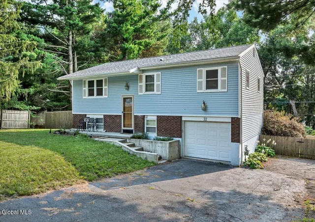 Photo 3 of Sale Pending at 32 Tamarack Ln, East Greenbush, NY 12061 | MLS# 202623938 | Listing updated on 2026-09-11