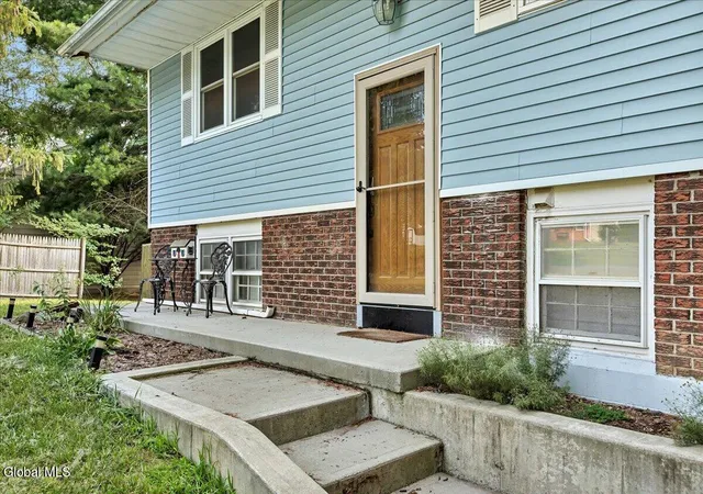 Photo 4 of Sale Pending at 32 Tamarack Ln, East Greenbush, NY 12061 | MLS# 202623938 | Listing updated on 2026-09-11