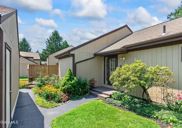 Listing Photo 5 - Condo for sale in building located at 901 Huntington Ct, East Greenbush, NY 12061